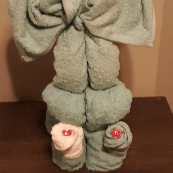 GIFT BAG: ELEPHANT TOWEL, WASH CLOTH, & LOTION SET - Picture 6 of 6
